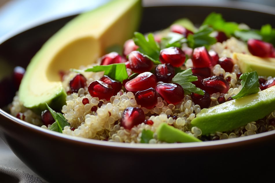 Rezept des Tages vom 28.8.2024: Quinoa-Salat mit Avocado und Granatapfel.