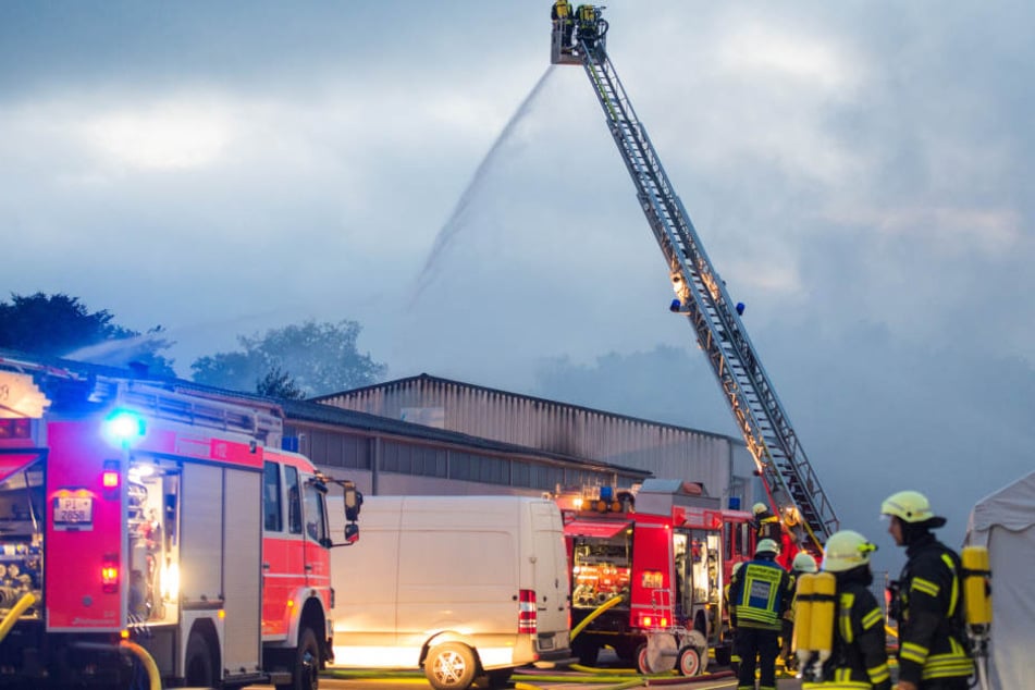 Knapp 200 Einsatzkräfte versuchten, die Flammen zu bändigen.