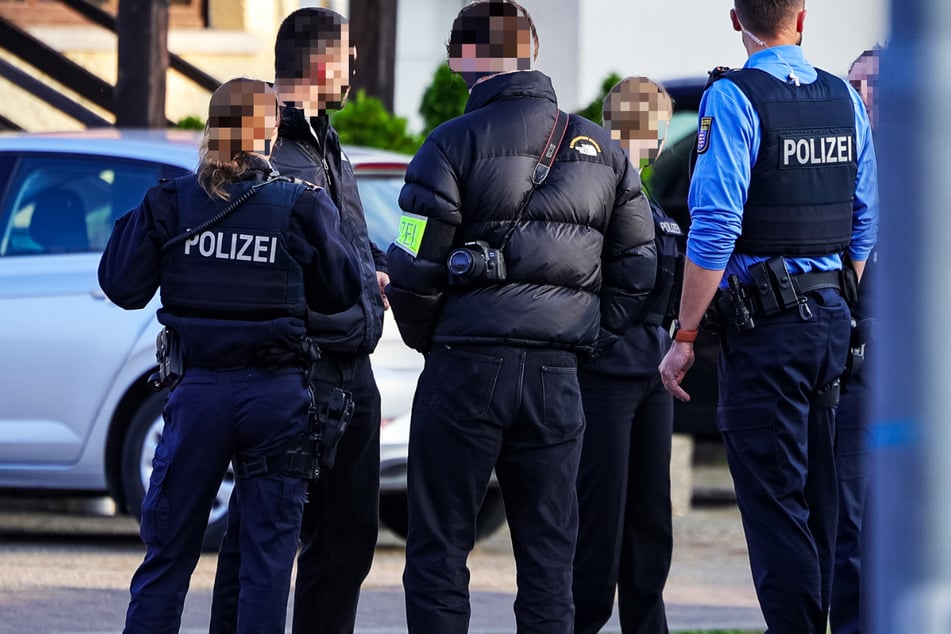 Die Polizei geht von einer Gewalttat aus: In Maintal wurde am Sonntag ein lebensbedrohlich verletzter junger Mann aufgefunden.