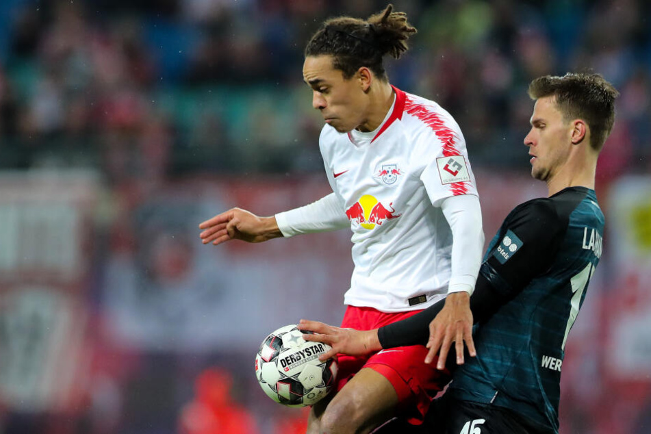 Leipzigs Yussuf Poulsen (RB Leipzig, l) und Werder Bremens Sebastian Langkamp im Duell: Der Bremer nimmt die Hand zu Hilfe und drück den Ball nach unten. Nach den Diskussionen in der Bundesliga ruhen die Hoffnungen auf den Regelhütern des Weltfußballs.