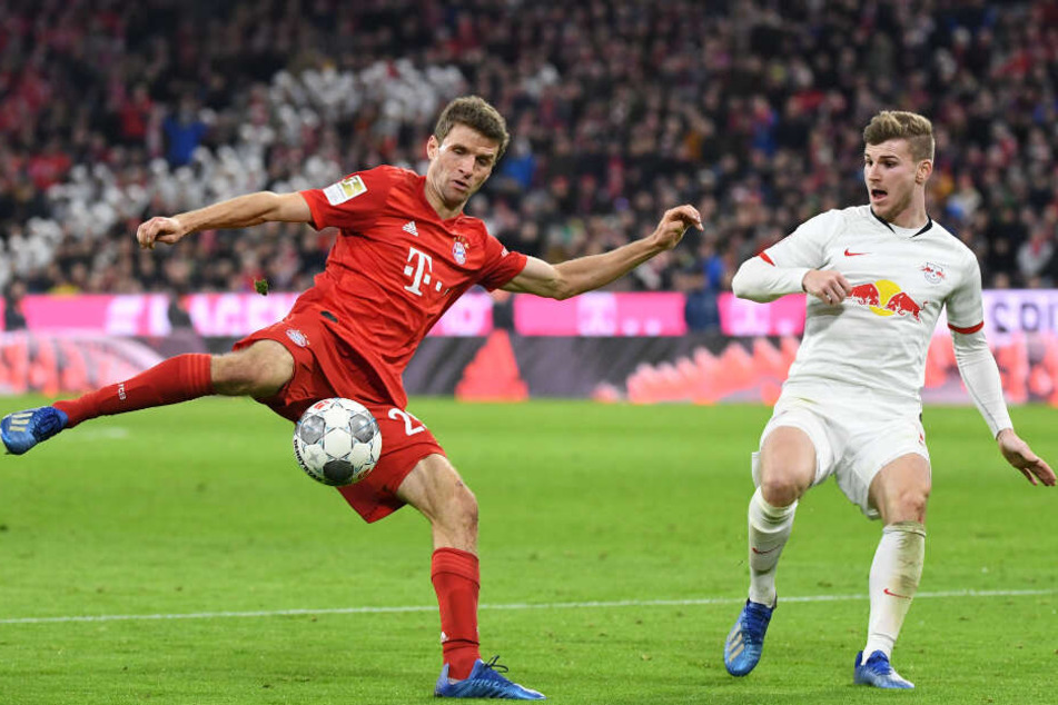 Thomas Müller (l.) und Nationalspieler Timo Werner beim Spitzenspiel am Sonntag.