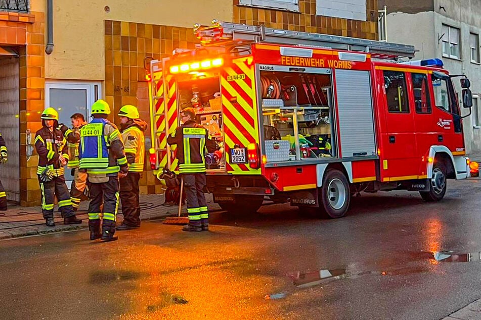 Über 130 Einsatzkräfte der Feuerwehr hatten am Mittwochabend in Worms alle Hände voll zu tun.