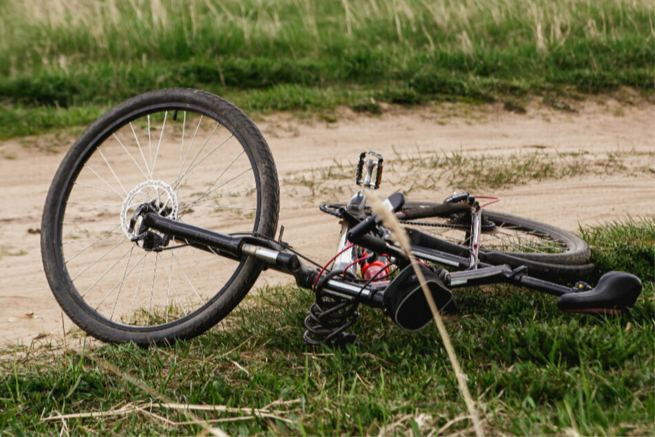 Rentner stürzt mit Fahrrad auf Straße – Unfall endet tragisch