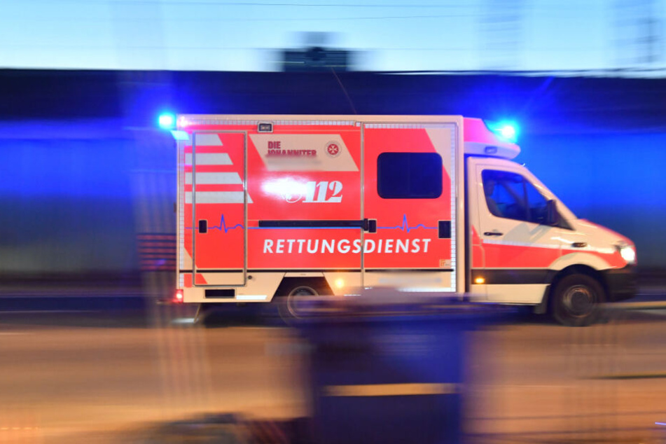 Ein Rettungswagen brachte den Mann in ein Krankenhaus.