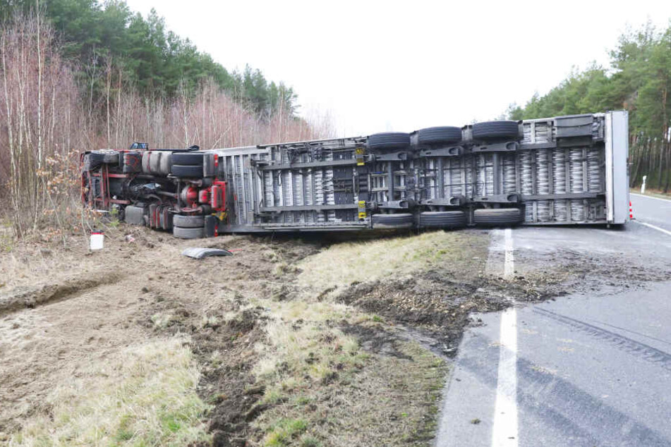 Der Lastwagen kippte auf der B156/S157 um.
