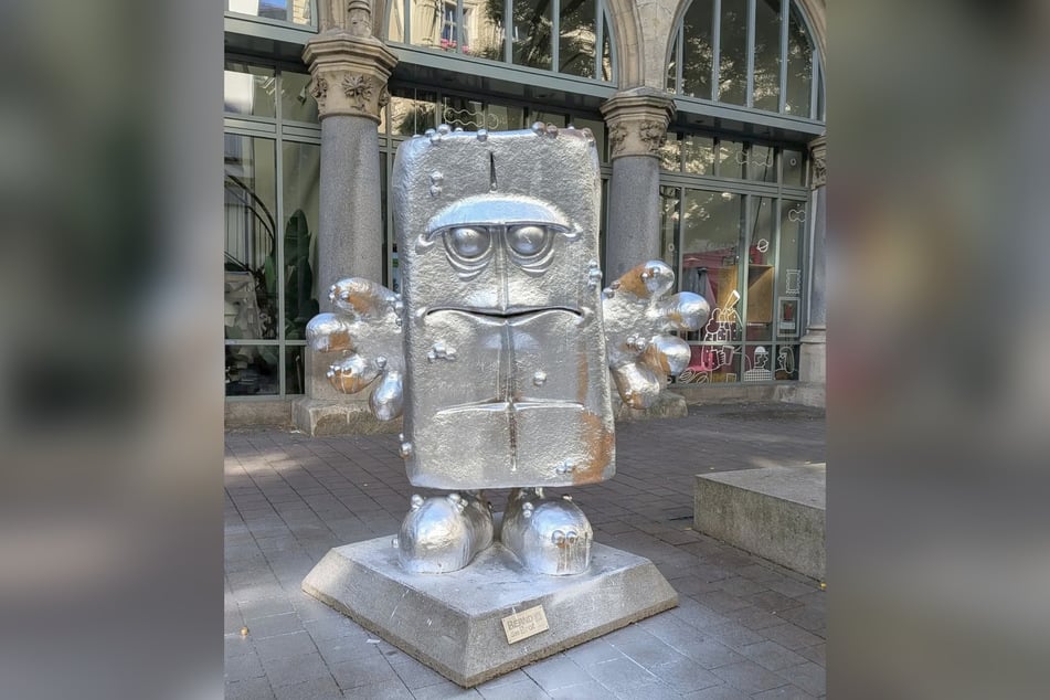 In der Nacht zu Freitag wurde die beliebte KiKA-Figur Bernd das Brot mit silberner Farbe angesprüht.