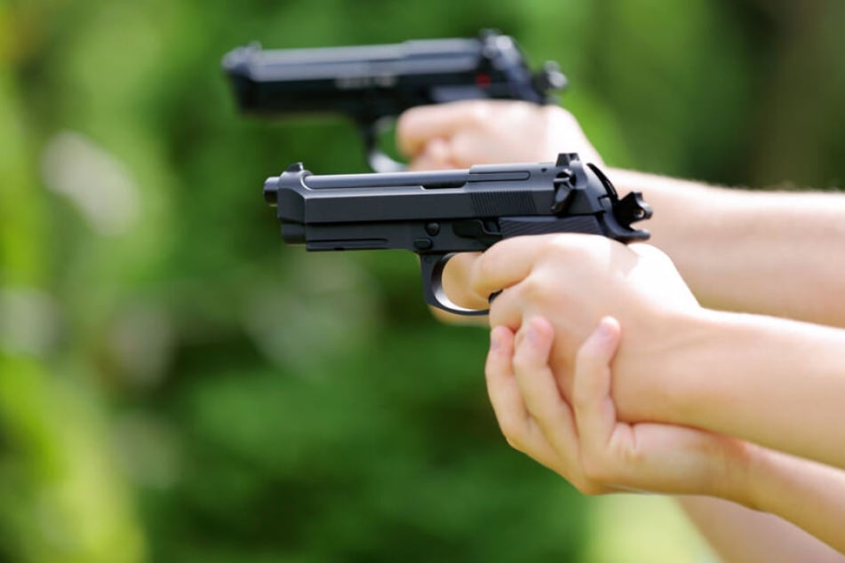 Zeugen hatten zwei bewaffnete Männer in der Frankfurter Hirtenstraße gemeldet (Symbolbild).