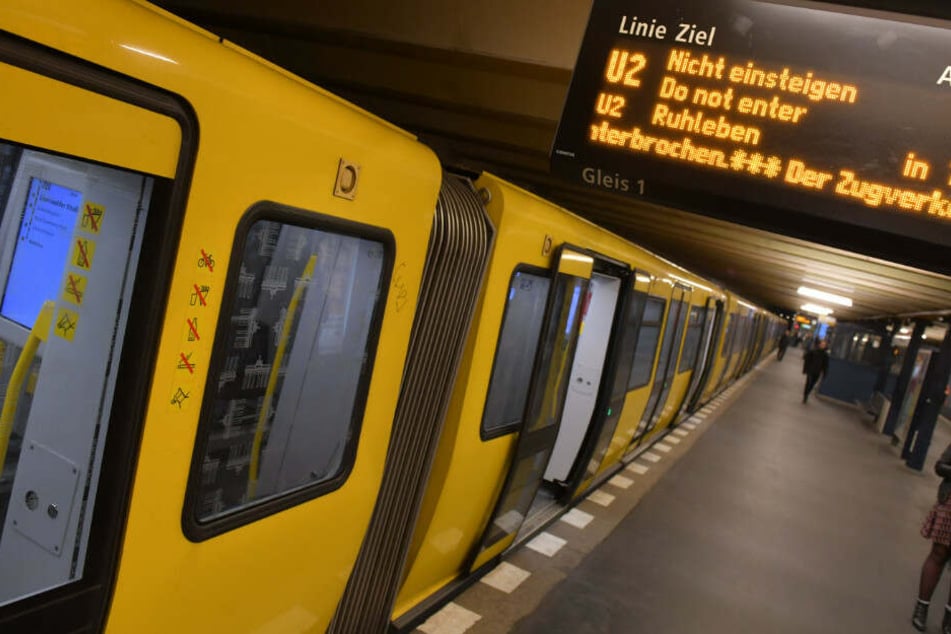 Am U-Bahnhof Osloer Straße ist ein Mann im Gleisbett von einer einfahrenden Bahn erfasst worden. (Symbolbild)