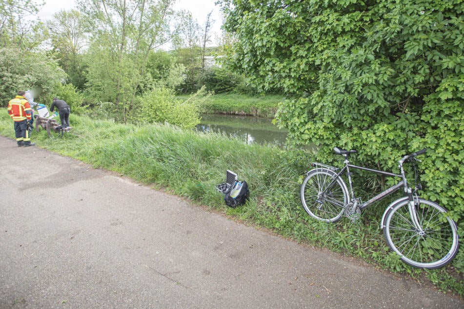 An der Rems steht ein Fahrrad vor einem Gebüsch. Ein Zeuge fand einen toten Mann.