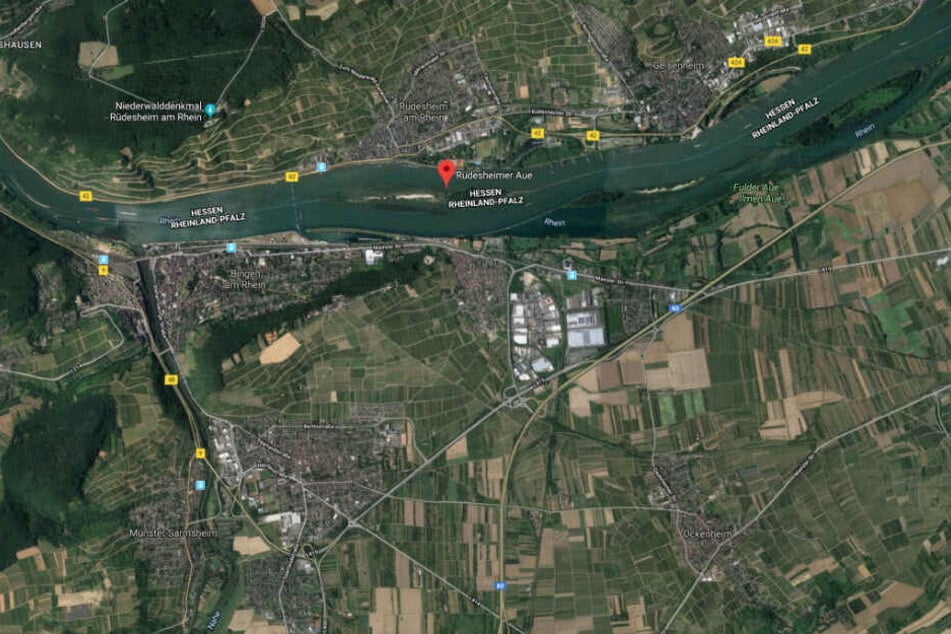 Das havarierte Schiff hängt immer noch in der Rüdesheimer Aue fest.