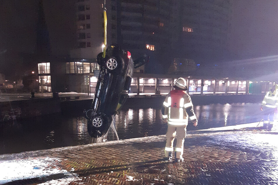 Fahrer "abgelenkt": 25-Jähriger landet mit Auto in Hafenbecken