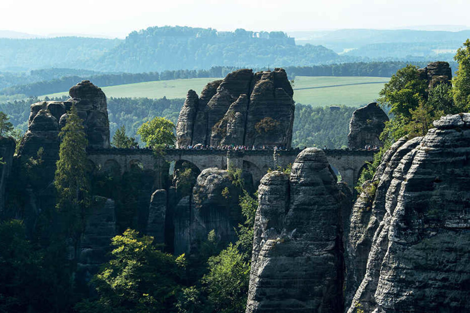 Blick auf die Basteibrücke im Nationalpark Sächsische Schweiz. Die Sandsteinbrücke ist die älteste und bekannteste Touristenattraktion in der Sächsischen Schweiz und wurde 1851 erbaut. Sie hat eine Länge von 76,50 Metern und überspannt mit sieben Bögen ei