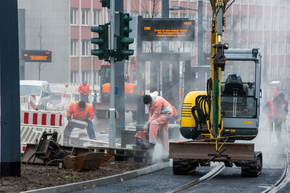Noch haben die Bagger auf der Reichenhainer Straße das Sagen: Ab Fahrplanwechsel am Sonntag rollen die Trams der Citybahn zur Uni.