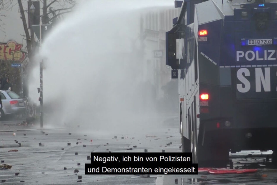 Ein Wasserwerfer rückt im Steinhagel vor. Die Aufnahme stammt von der Bereitschaftspolizei.