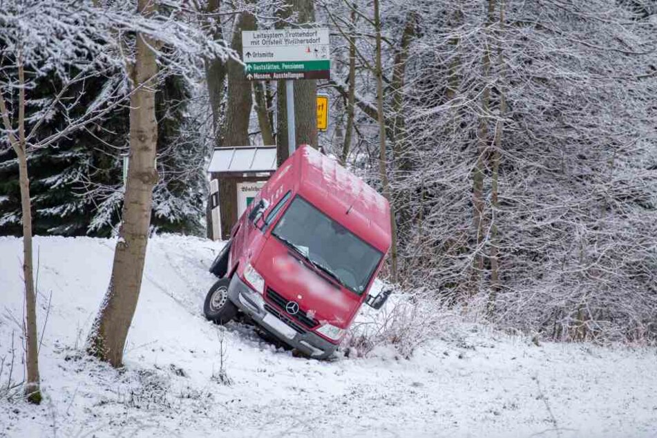 Am Ortsausgang Walthersdorf rutschte ein Transporter in einen Graben.