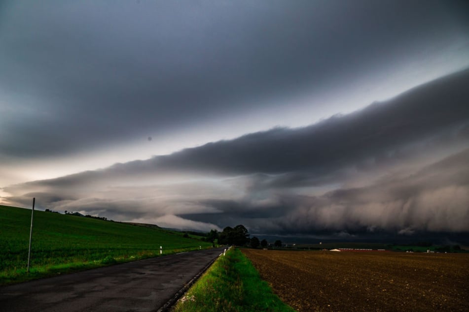 Am frühen Samstagmorgen zog bei Hildburghausen gegen 7:45 Uhr eine gigantische Shelf Cloud mit einem größeren Gewittersystem auf.