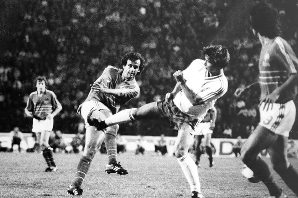 Legendär: Im Länderspiel 1985 gegen Frankreich schaltete Jörg Stübner Superstar Michael Platini aus. Die DDR gewann seinerzeit 2:0.