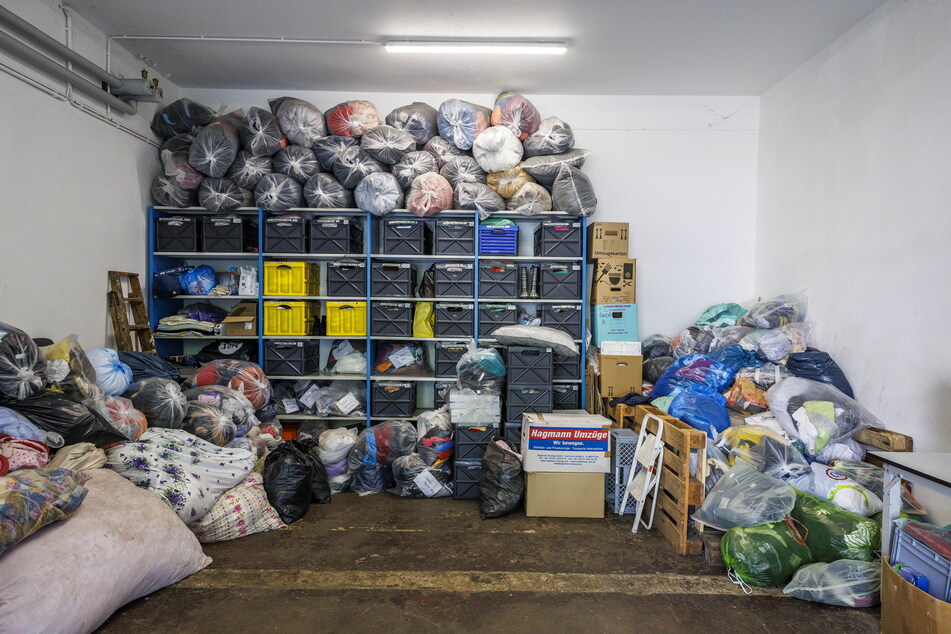 In dieser Halle in der Klingerstraße werden alle Kleidersäcke händisch sortiert, bevor sie in den Verkauf gehen oder aber als Rohstoff an einen Verwerter verkauft werden.