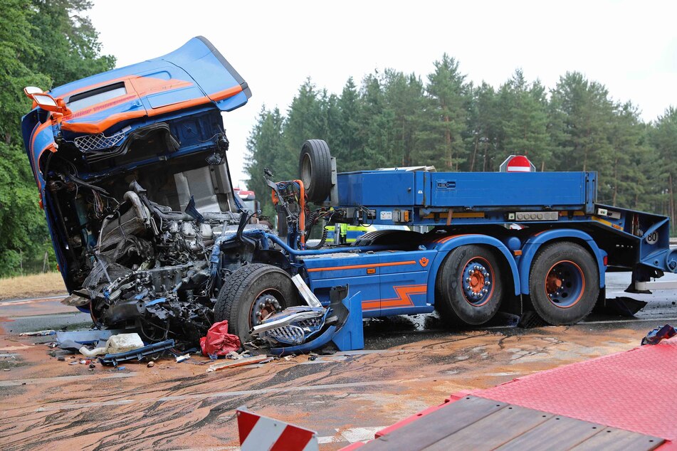 Schwerer Laster-Unfall: B104 voll gesperrt
