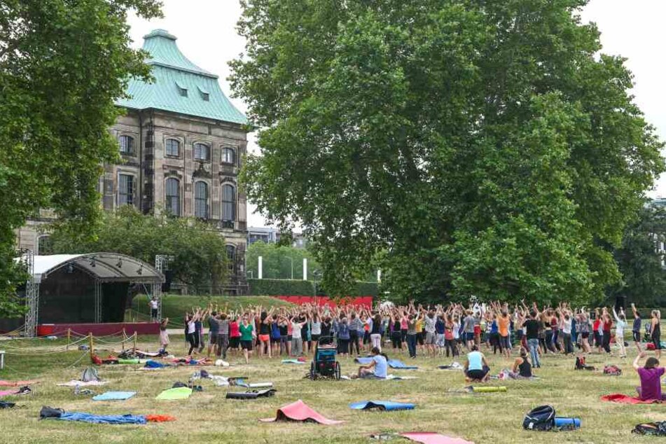 Schallendes Gelächter am Elbufer: Mehr als Hundert Menschen trafen sich am Montag beim Palais Sommer zum Lachyoga.