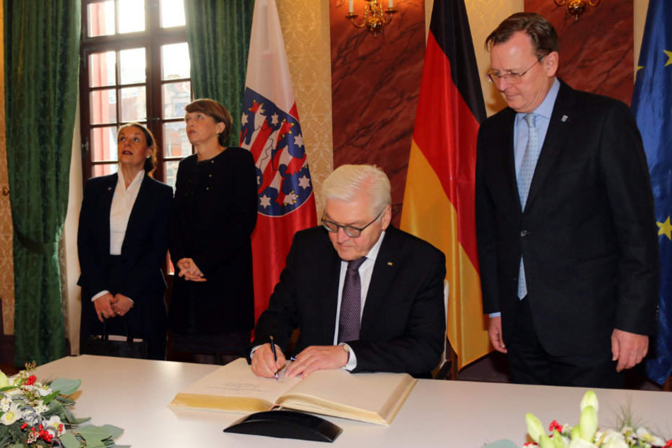 Frank-Walter Steinmeier trägt sich in das Goldene Buch des Freistaats ein.