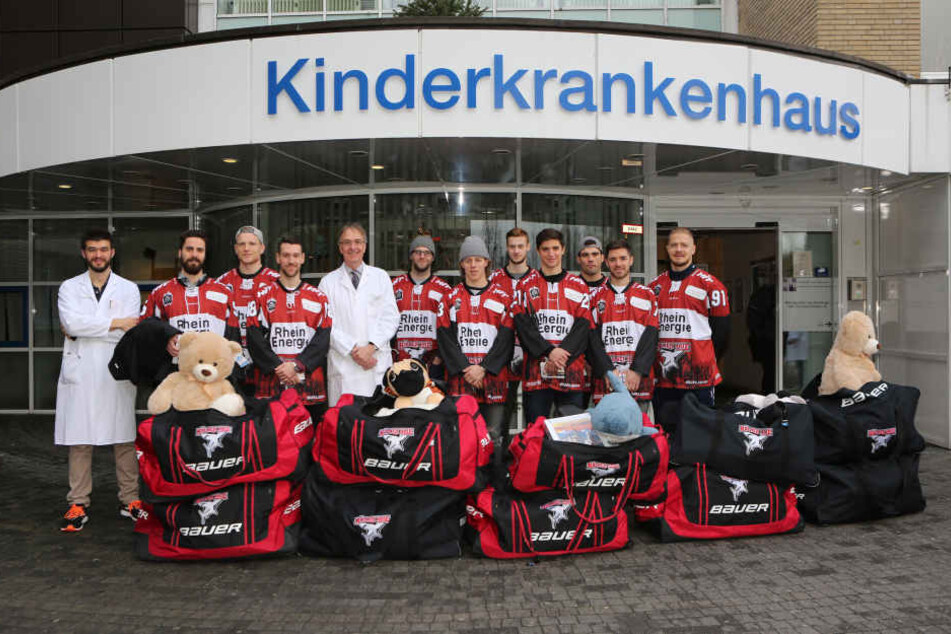 Die Spieler der Kölner Haie hatten Taschen voller Geschenke mitgebracht.