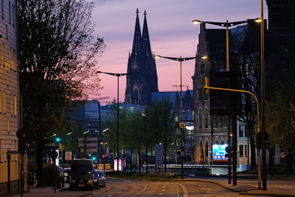 Auf der Kölner Rheinuferstraße möchten die Teilnehmer für einen sichereren und faireren Verkehr kämpfen.