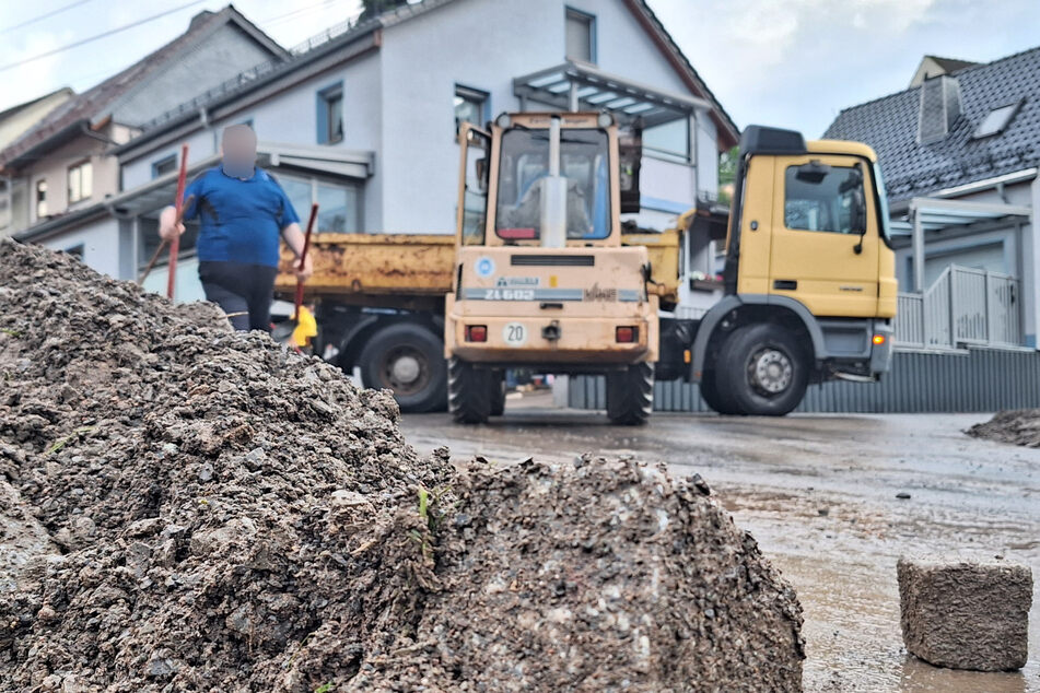 Die Aufräumarbeiten waren am frühen Samstagabend in vollem Gange.