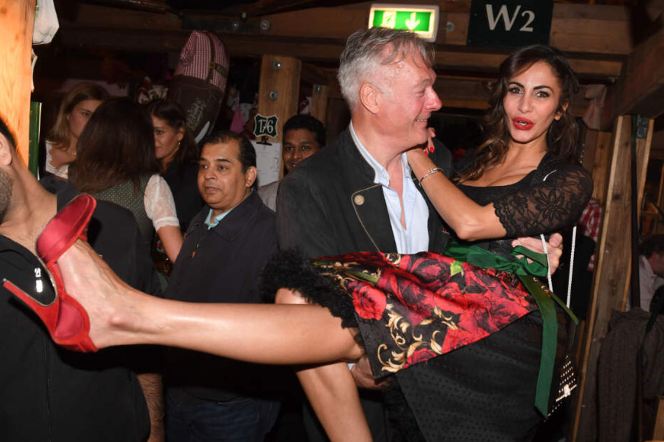 2018 ließ sich das Ex-Playmate von Ronald Schill auf der Wies'n in ein Zelt tragen.
