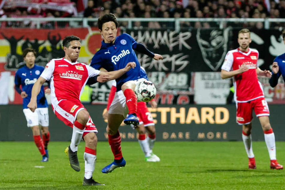 Der Berliner Manuel Schmiedebach (l.) versucht Kiels Jae-Seong Lee den Ball abzunehmen.
