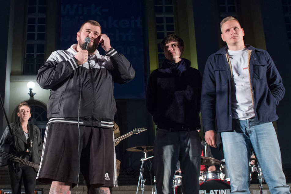 Vor dem Konzert waren Frontmann Jan "Monchi" Gorkow und seine Bandkollegen Jacobus North (2.v.r.) und Kai Irrgang auf einer Demo gegen Rechts aufgetreten.