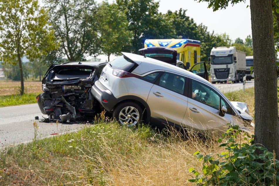 Beide Unfallwagen wurden beschädigt.