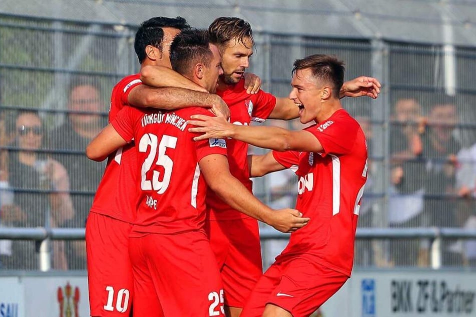 Die Spieler Yasin Yilmaz (l-r), Karl-Heinz Lappe, Marco Holz und Thomas Haas von Türkgücü München jubeln über ein Tor.