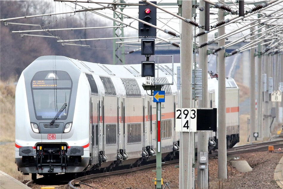 Auf der Intercity-Linie 17 (Chemnitz-Rostock) übernehmen künftig Lok-Wagen-Garnituren von Alstom. (Archivbild)