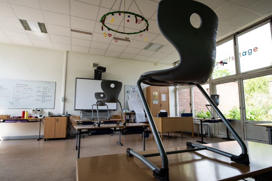 Mehrere Schulen in Schleswig-Holstein müssen wegen Corona schließen. (Symbolbild)