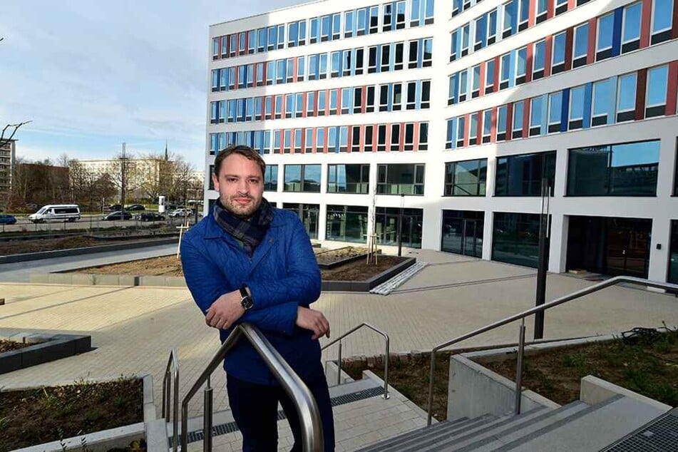 Großer Ärger, kleiner Fleck: Alexander Dierks (30, CDU) lehnt einen "Friedensplatz" vorm Neuen Technischen Rathaus ab.