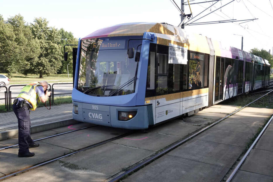 Die Bahn kollidierte mit einem jungen Mann.