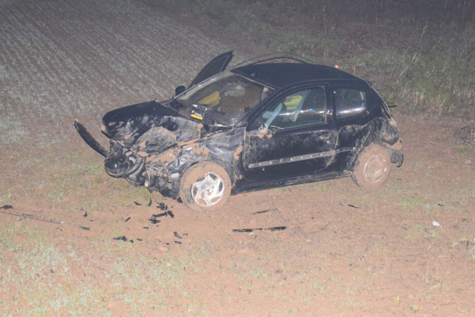 Das Auto kam auf einem Feld zum Stehen.