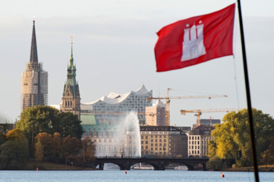 Ob Bus, Bahn Auto, Fahrrad oder Boot: Zur "Binnenalster" in Hamburgs Stadtzentrum führen viele Wege.