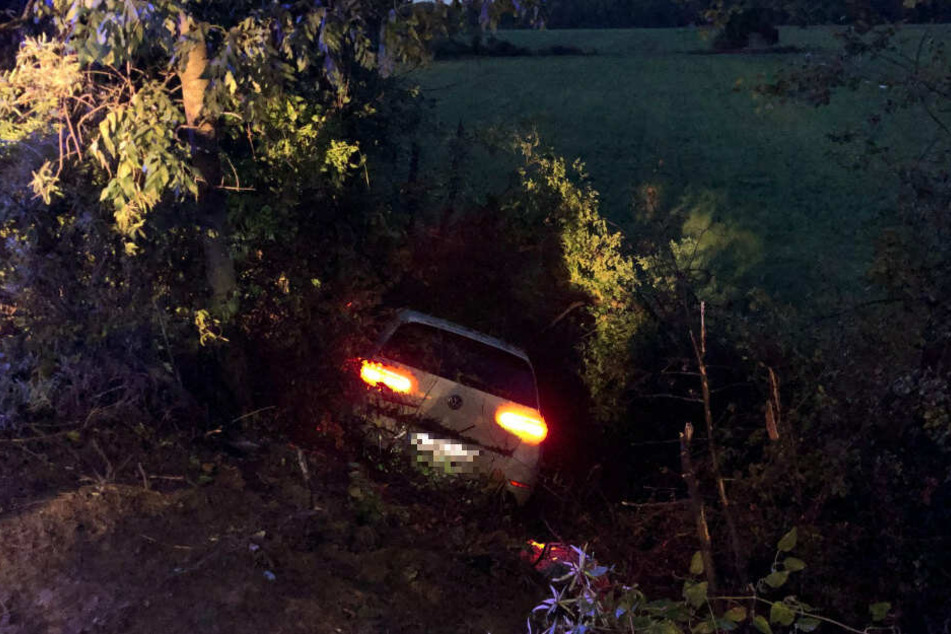 Der VW stürzte die Böschung hinab.