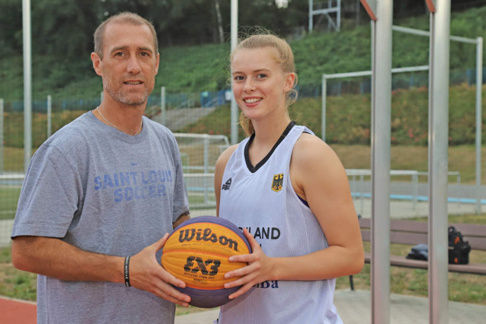 Vater und Tochter verbindet die Liebe zum runden Leder: Joe Enochs kam vor 24 Jahren von den USA nach Deutschland um Fußball zu spielen. Emily geht nun den umgekehrten Weg, um in Sacramento zu studieren und Basketball zu spielen.