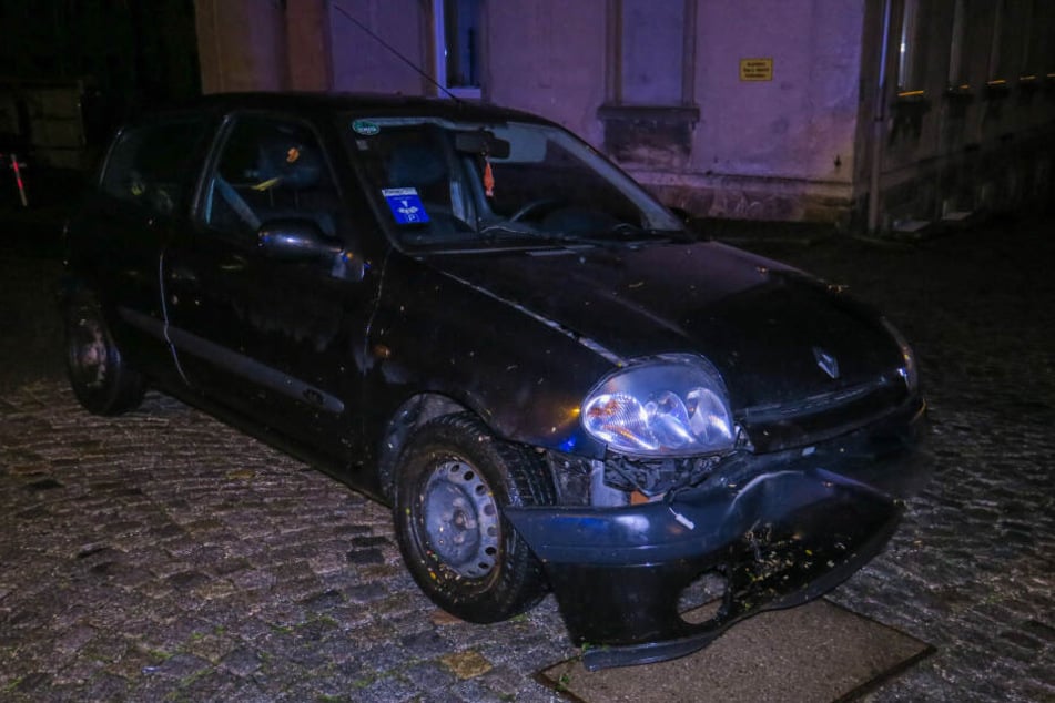 Der Renault krachte gegen einen Baum. Der Beifahrer soll dabei verletzt worden sein.