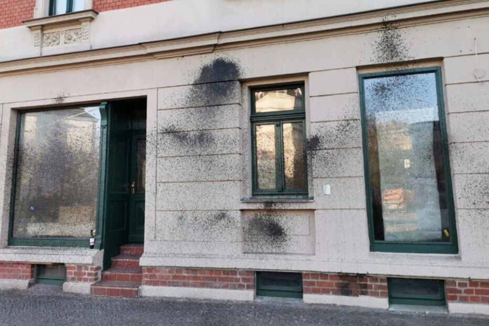 Die Ladenfassade in der Arno-Nitzsche-Straße wurde mit Farbe beschmiert.