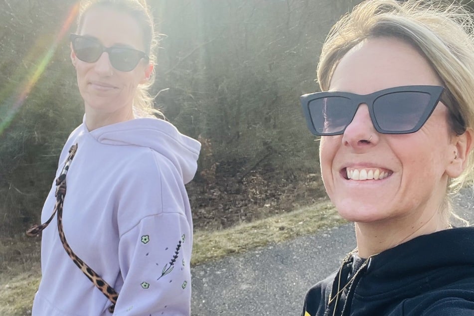 Denises Schwester Mandy (l.) wird, so wie der Rest des engsten Familienkreises, für die Hochzeit nach Australien fliegen.