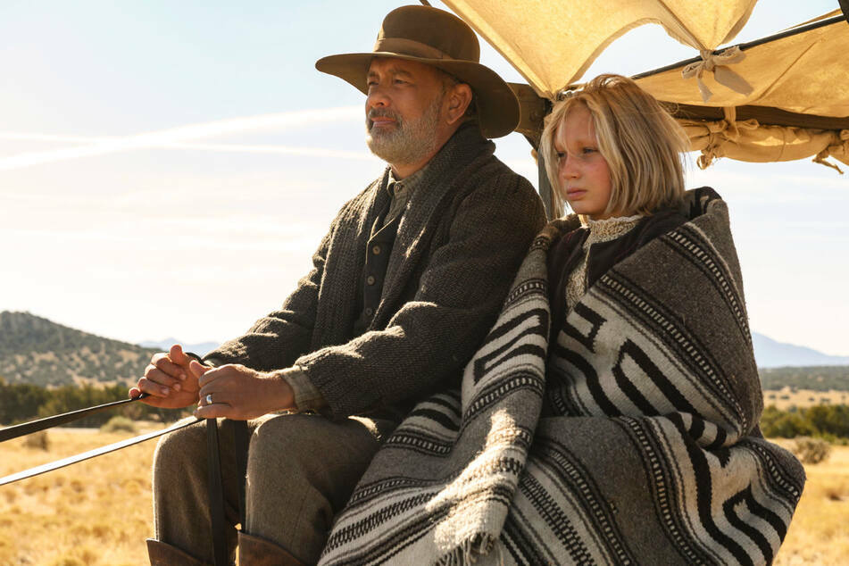 "Neues aus der Welt" ist ein spannender Neo-Western mit Tom Hanks (65, l.) und der deutschen Schauspielerin Helena Zengel (13) geworden, der im Abo von Netflix enthalten ist und sich auch dank seiner Bildpracht lohnt.