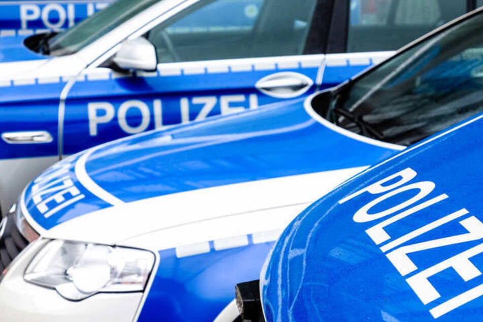 Die Polizei hat nach einer Attacke in Schneeberg Ermittlungen wegen Landfriedensbruch und Bedrohung aufgenommen. (Symbolbild)