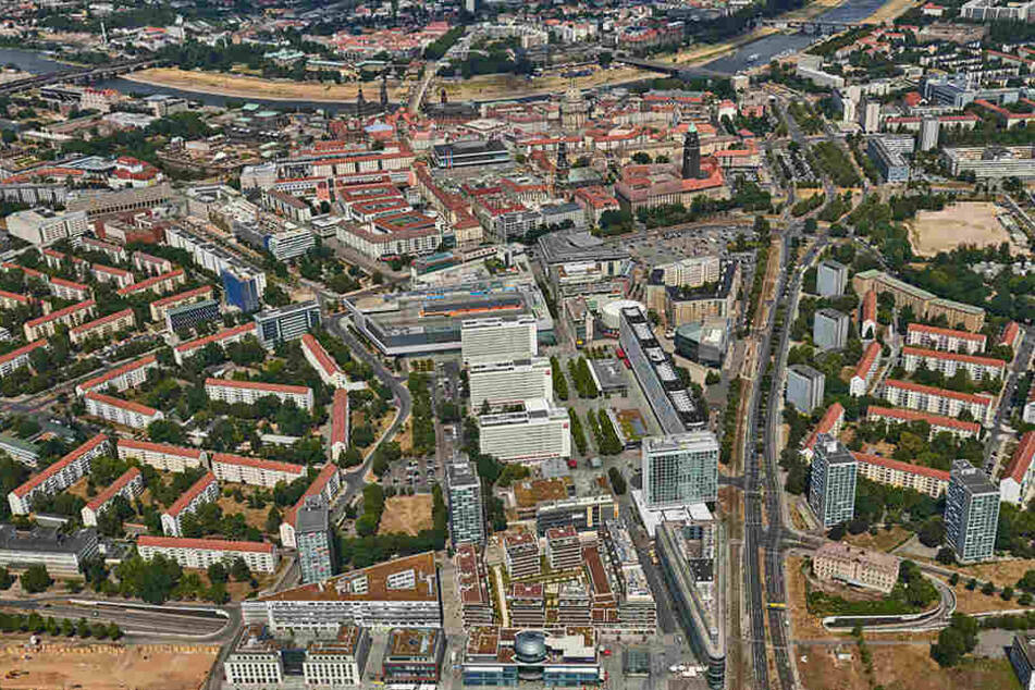 Das aktuelle Luftbild zeigt Dresden aus der gleichen Perspektive wie das Stadtmodell.