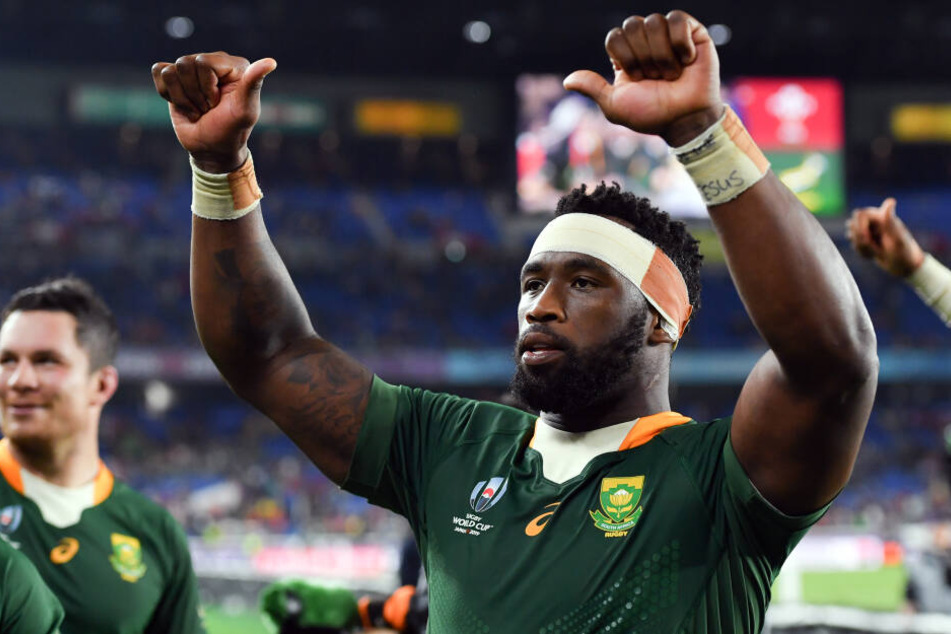 Südafrikas Kapitän Siya Kolisi feiert vor den Fans nach dem Halbfinalsieg der Rugby-Weltmeisterschaft 2019 gegen Wales.