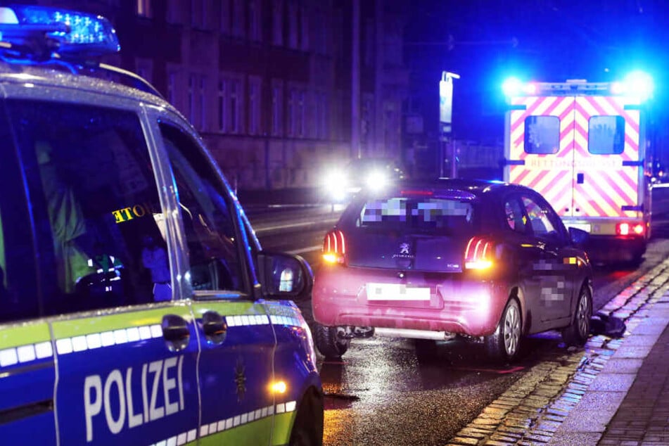 Der rote Peugeot erfasste zwei Fußgänger.
