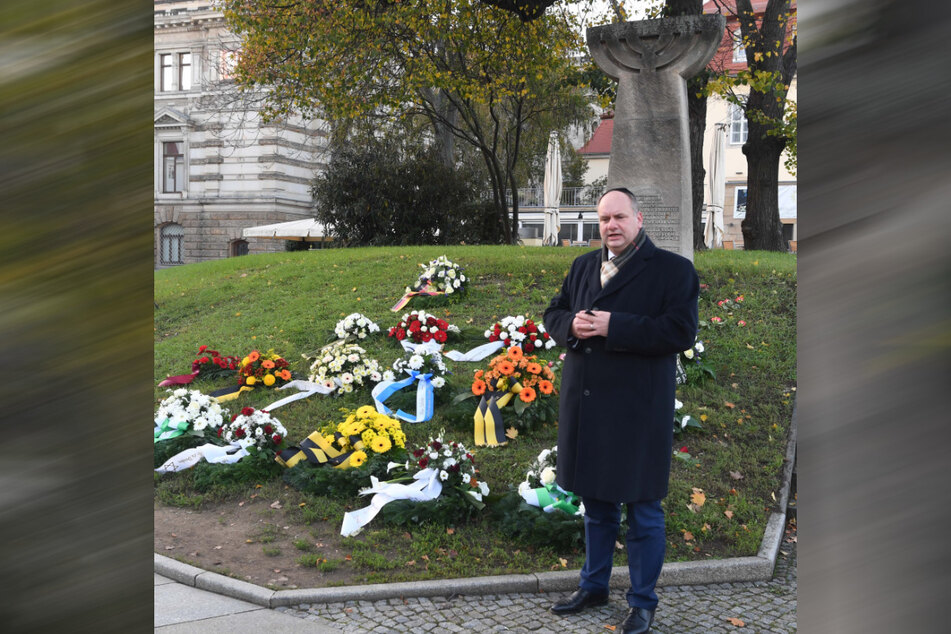 OB Dirk Hilbert (49, FDP) trauert am Ort der 1938 angezündeten Synagoge um die verfolgten und ermordeten jüdischen Mitbürger Dresdens.